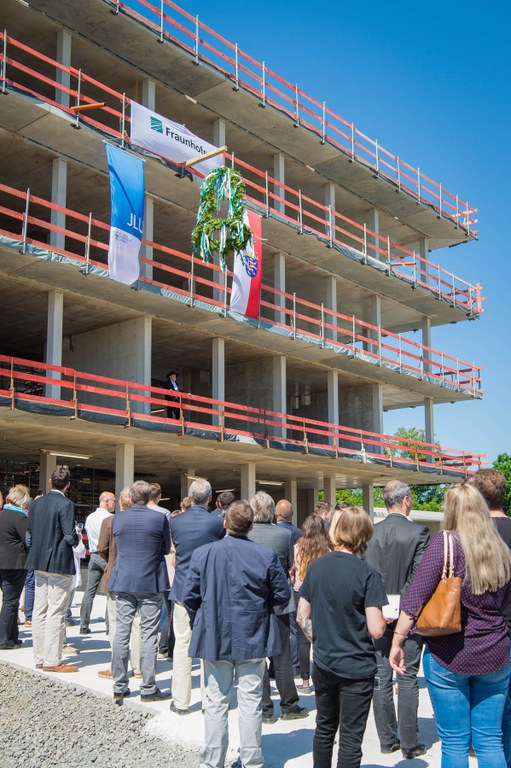 Richtfest: Polier Frank Wissel spricht den Richtspruch für den Neubau des geplanten Fraunhofer-Instituts für Bioressourcen in Gießen. Quelle: Katrina Friese