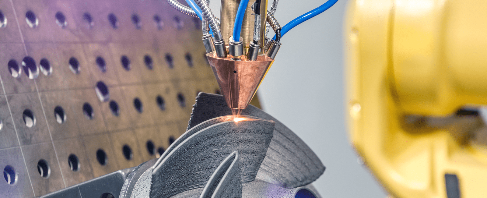 Symbolbild für Fertigungsverfahren mit dem Fokus auf einem 3D-Drucker während der Fertigung © Adobe Stock: nordroden 