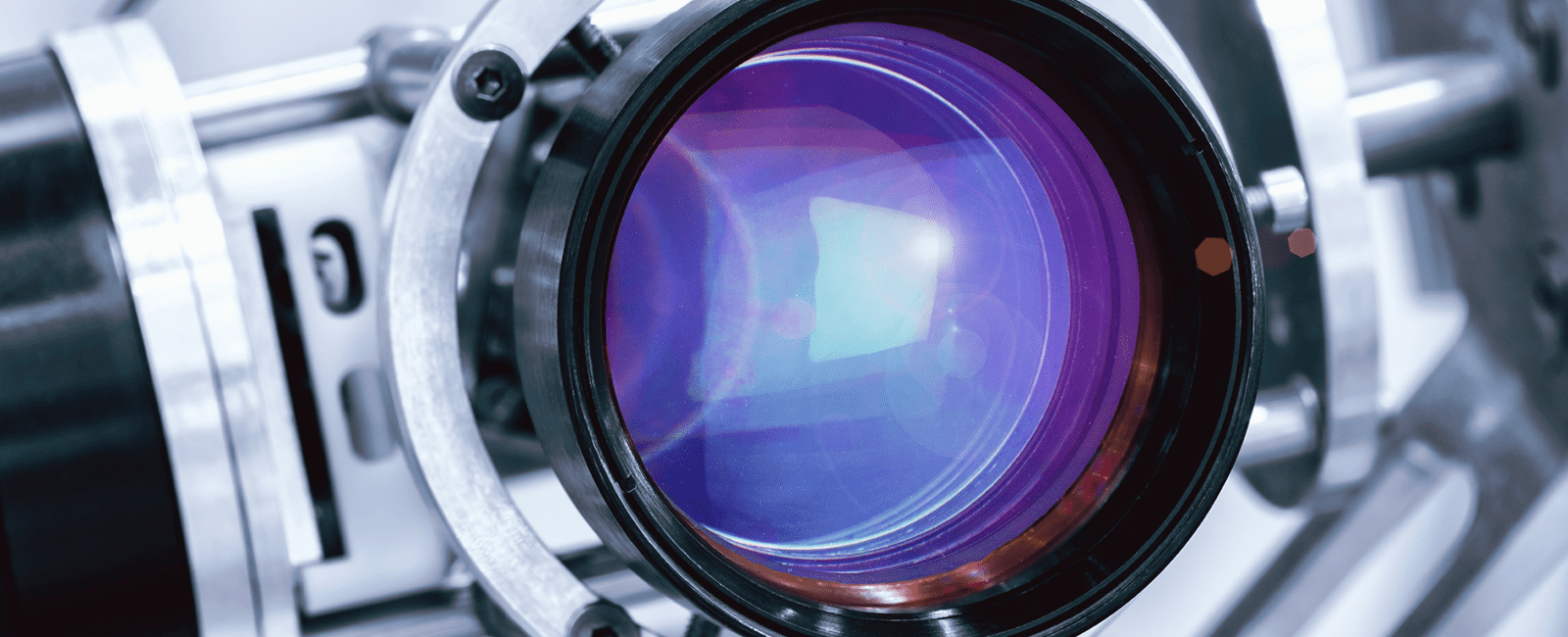 Symbolbild für Funktionsmaterialien mit einem Fokus auf einer Kameralinse © iStock: Matveev_Aleksandr