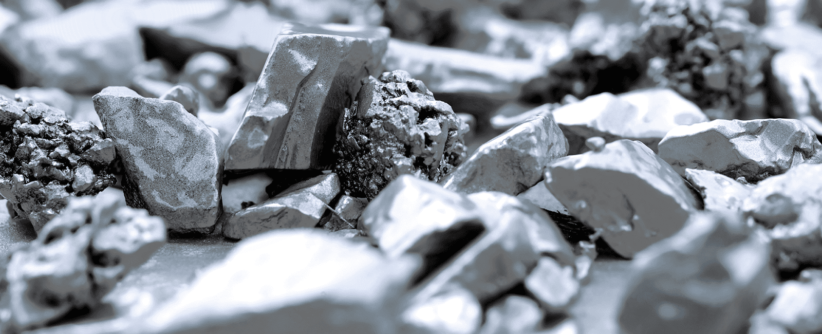 Symbolbild für nachhaltige Materialien mit grau/schwarzen Steinen © iStock: Oat_Phawat 